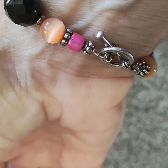 VINTAGE MULTICOLORED ROUND AND SQUARE GLASS BEADED TOGGLE 7.5" BRACELET - Picture 8 of 9